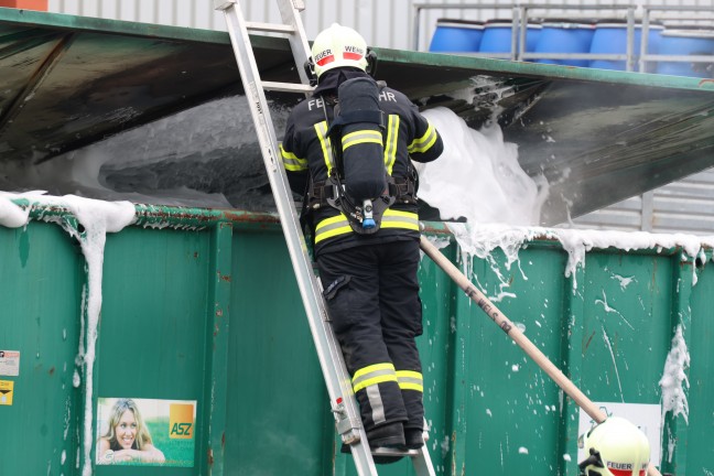 Brand eines Containers mit Elektroabfllen bei Abfallverwertungsunternehmen in Wels-Pernau