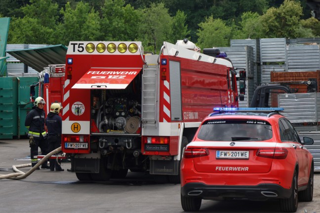 Brand eines Containers mit Elektroabfllen bei Abfallverwertungsunternehmen in Wels-Pernau