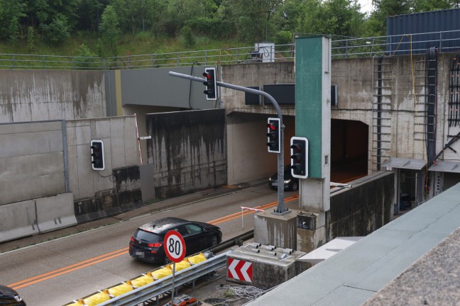 Stauchaos: Wieder Unfall im Tunnel Ottsdorf auf Pyhrnautobahn bei Micheldorf in Obersterreich