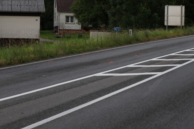 Aufrumarbeiten nach Verkehrsunfall auf Innviertler Strae in Krenglbach