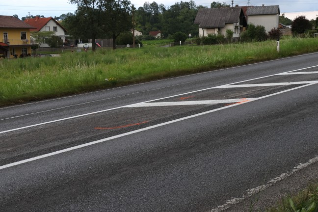 Aufrumarbeiten nach Verkehrsunfall auf Innviertler Strae in Krenglbach