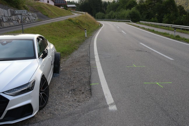 Schwerer Verkehrsunfall auf Nibelungenstrae bei Waldkirchen am Wesen fordert eine verletzte Person