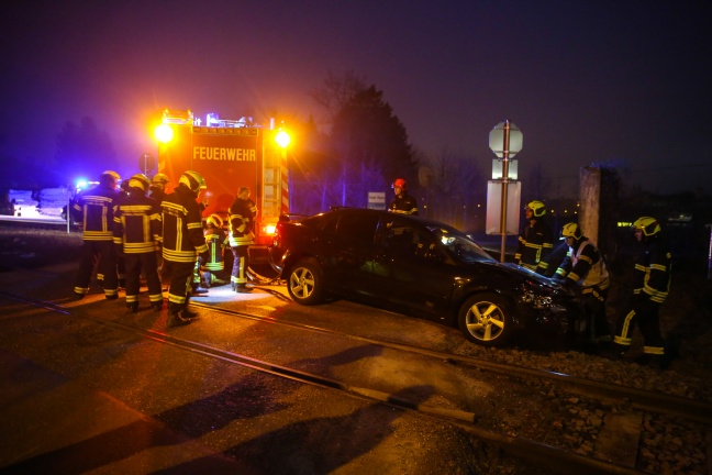 Unfall zwischen PKW und Lokalbahn-Triebwagen endet glimpflich