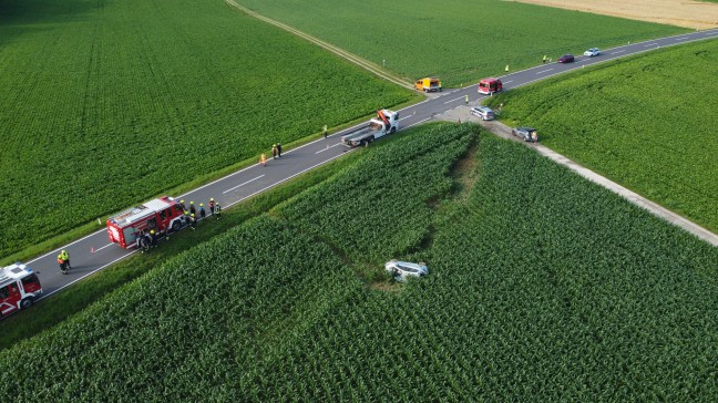 Mehrmals berschlagen: Auto bei schwerem Verkehrsunfall in Wolfern im Maisfeld gelandet