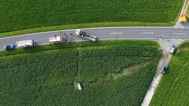 Mehrmals berschlagen: Auto bei schwerem Verkehrsunfall in Wolfern im Maisfeld gelandet