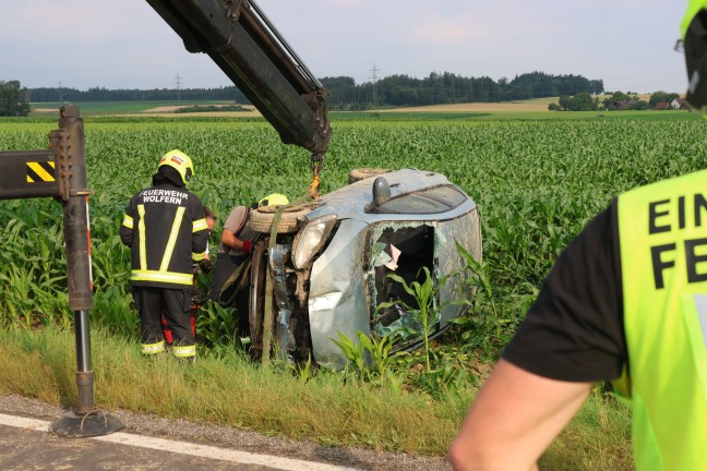 Mehrmals berschlagen: Auto bei schwerem Verkehrsunfall in Wolfern im Maisfeld gelandet