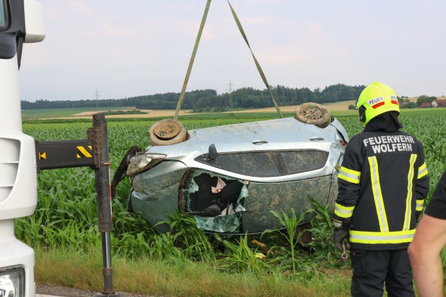 Mehrmals berschlagen: Auto bei schwerem Verkehrsunfall in Wolfern im Maisfeld gelandet