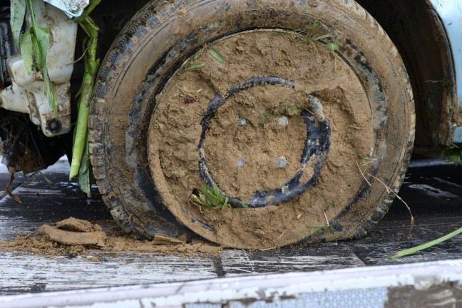 Mehrmals berschlagen: Auto bei schwerem Verkehrsunfall in Wolfern im Maisfeld gelandet