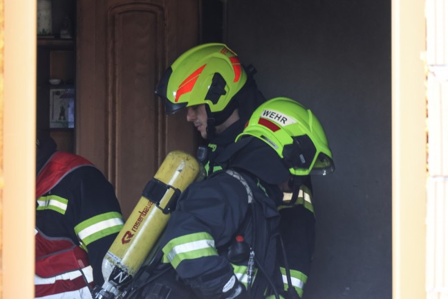 Vier Feuerwehren bei Brand in einem Zimmer in Ried im Traunkreis im Einsatz