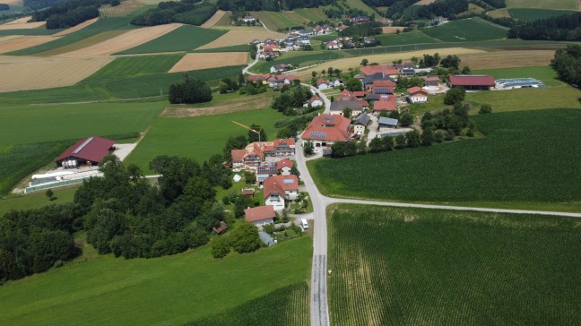 Interner Notfall: Einsatzkrfte von fnf Feuerwehren zu Personenrettung nach Prambachkirchen gerufen