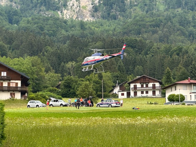 Kletterer mit Polizeihubschrauber aus Mahdlgupf-Klettersteig in Steinbach am Attersee ausgeflogen