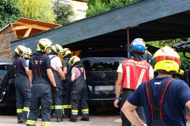 Carport eingestrzt: Missgeschick beim Ausparken aus Hauseinfahrt in Lambach