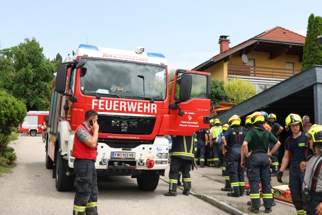 Carport eingestrzt: Missgeschick beim Ausparken aus Hauseinfahrt in Lambach