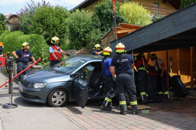 Carport eingestrzt: Missgeschick beim Ausparken aus Hauseinfahrt in Lambach