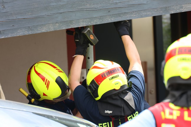 Carport eingestrzt: Missgeschick beim Ausparken aus Hauseinfahrt in Lambach