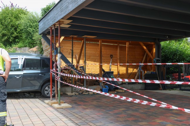 Carport eingestrzt: Missgeschick beim Ausparken aus Hauseinfahrt in Lambach