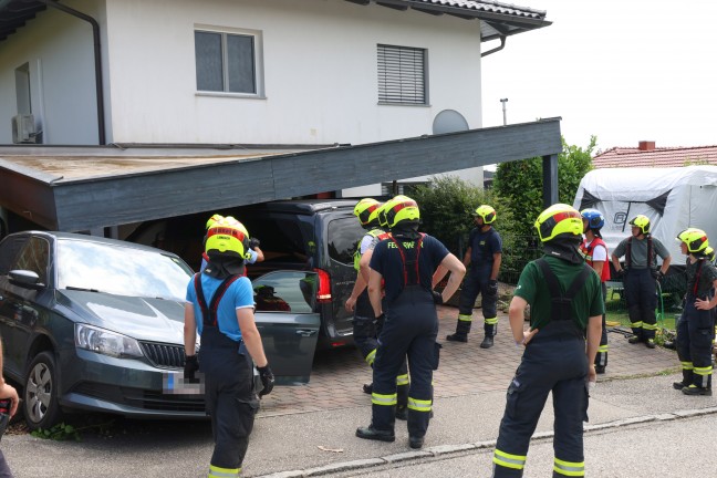 Carport eingestrzt: Missgeschick beim Ausparken aus Hauseinfahrt in Lambach