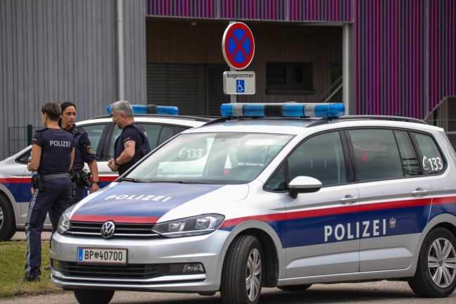 Groeinsatz der Polizei nach vermutlichem Einbruch in Schulzentrum in Marchtrenk