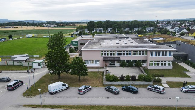 Groeinsatz der Polizei nach vermutlichem Einbruch in Schulzentrum in Marchtrenk