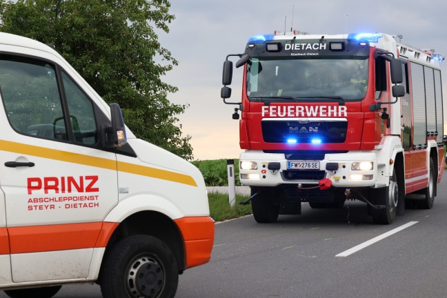 Auto bei Verkehrsunfall in Dietach mit Fahrerseite gegen Obstbaum geprallt