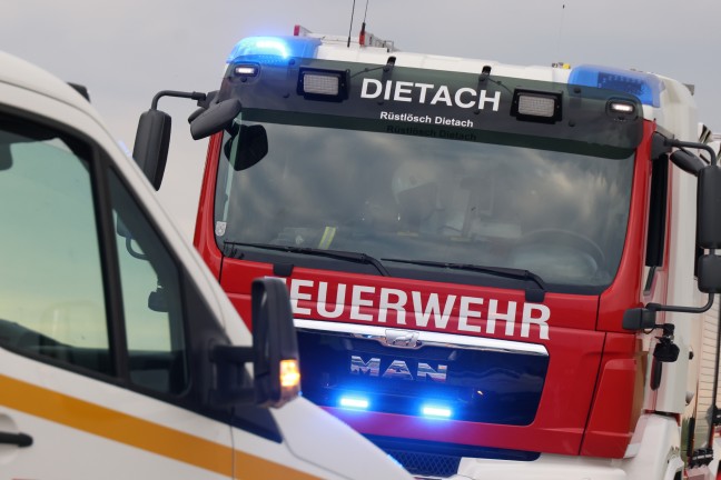 Auto bei Verkehrsunfall in Dietach mit Fahrerseite gegen Obstbaum geprallt