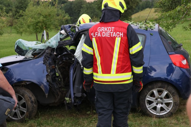 Auto bei Verkehrsunfall in Dietach mit Fahrerseite gegen Obstbaum geprallt