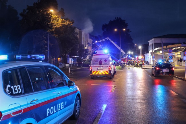 Groeinsatz in Vcklabruck: Gebude der ehemaligen Landesmusikschule in Flammen