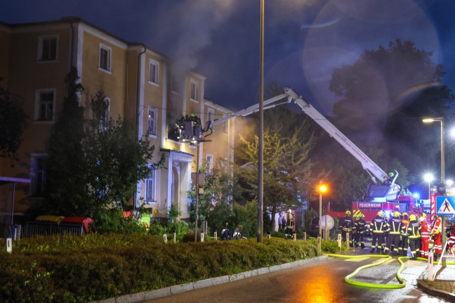Groeinsatz in Vcklabruck: Gebude der ehemaligen Landesmusikschule in Flammen