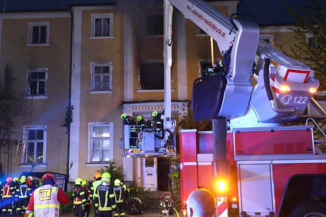 Groeinsatz in Vcklabruck: Gebude der ehemaligen Landesmusikschule in Flammen