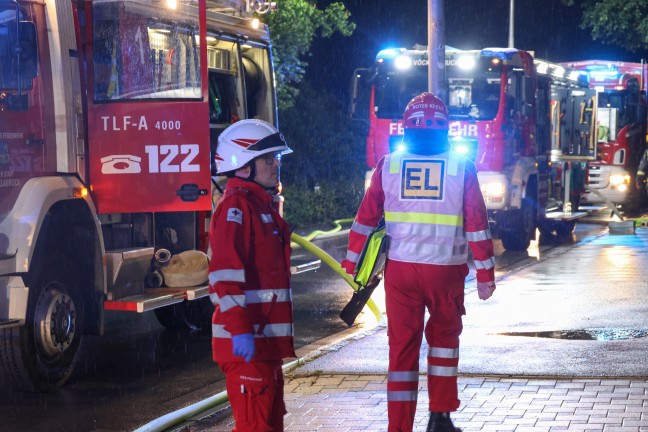 Groeinsatz in Vcklabruck: Gebude der ehemaligen Landesmusikschule in Flammen