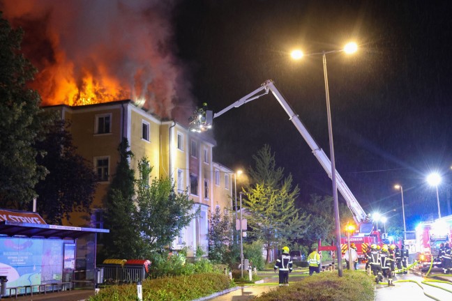 Groeinsatz in Vcklabruck: Gebude der ehemaligen Landesmusikschule in Flammen