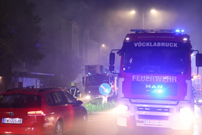 Groeinsatz in Vcklabruck: Gebude der ehemaligen Landesmusikschule in Flammen