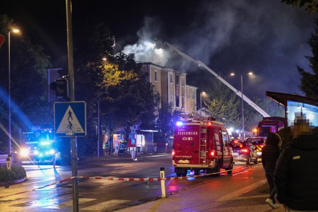 Groeinsatz in Vcklabruck: Gebude der ehemaligen Landesmusikschule in Flammen