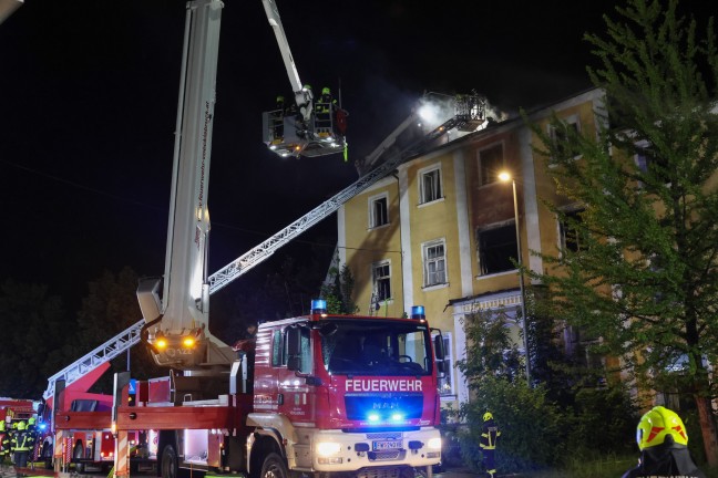 Groeinsatz in Vcklabruck: Gebude der ehemaligen Landesmusikschule in Flammen