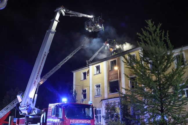 Groeinsatz in Vcklabruck: Gebude der ehemaligen Landesmusikschule in Flammen