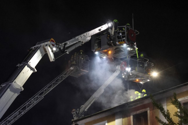 Groeinsatz in Vcklabruck: Gebude der ehemaligen Landesmusikschule in Flammen