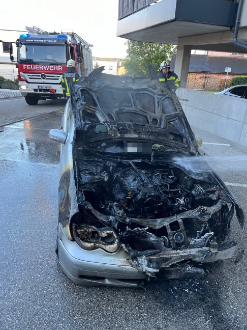 Schrfling am Attersee: Brand eines PKW in einer Tiefgarage eines Mehrparteienwohnhauses
