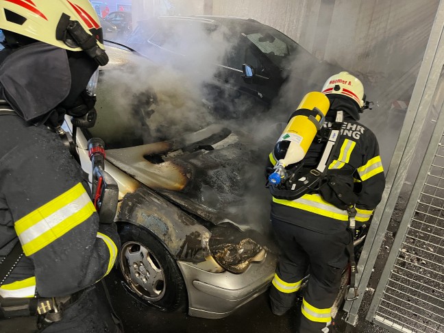 Schrfling am Attersee: Brand eines PKW in einer Tiefgarage eines Mehrparteienwohnhauses