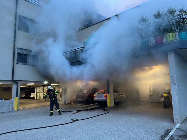 Schrfling am Attersee: Brand eines PKW in einer Tiefgarage eines Mehrparteienwohnhauses