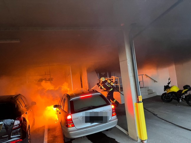 Schrfling am Attersee: Brand eines PKW in einer Tiefgarage eines Mehrparteienwohnhauses
