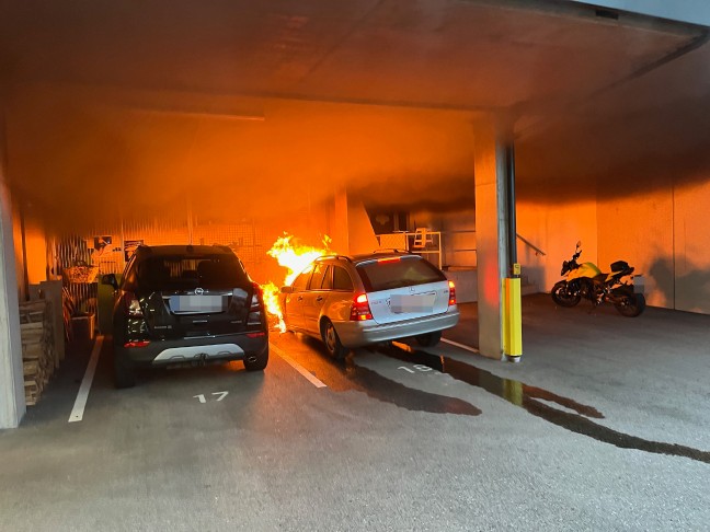 Schrfling am Attersee: Brand eines PKW in einer Tiefgarage eines Mehrparteienwohnhauses