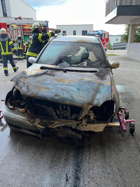 Schrfling am Attersee: Brand eines PKW in einer Tiefgarage eines Mehrparteienwohnhauses