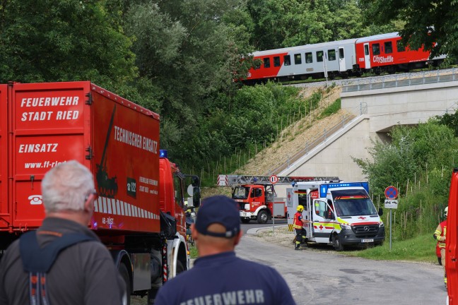 Personenrettung: Person in Ried im Innkreis offenbar von Regionalzug der Innkreisbahn erfasst