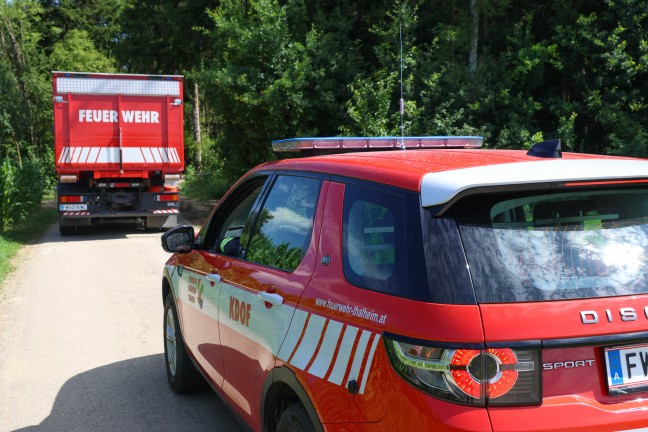 Bergeeinsatz: Traktor samt Anhnger bei Schleiheim von Strae abgekommen