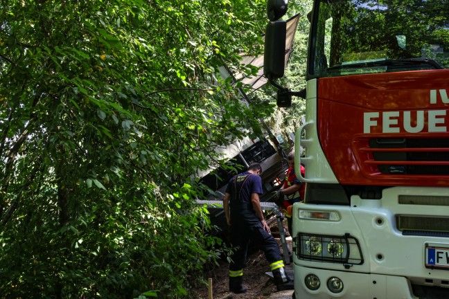 Bergeeinsatz: Traktor samt Anhnger bei Schleiheim von Strae abgekommen