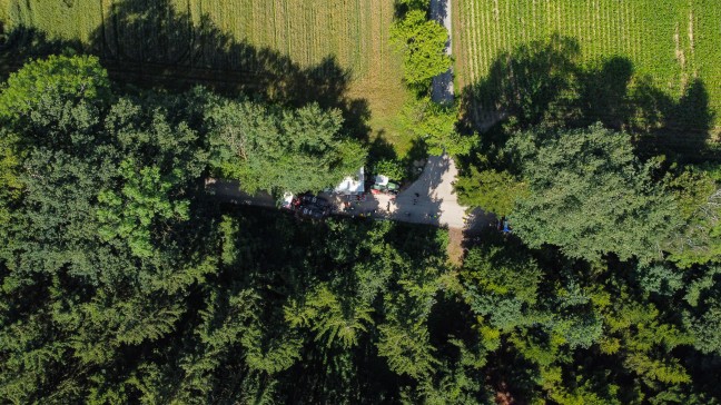 Bergeeinsatz: Traktor samt Anhnger bei Schleiheim von Strae abgekommen