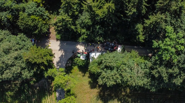 Bergeeinsatz: Traktor samt Anhnger bei Schleiheim von Strae abgekommen