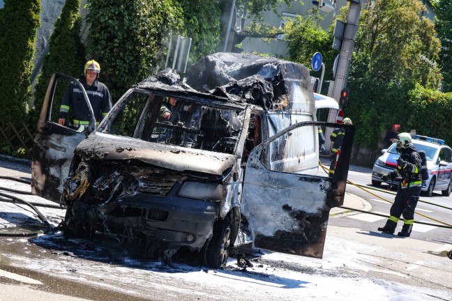 Campingbus in Vollbrand: Feuerwehr bei Brand in Wels-Pernau im Einsatz