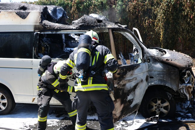 Campingbus in Vollbrand: Feuerwehr bei Brand in Wels-Pernau im Einsatz