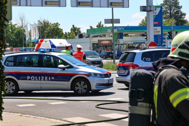 Campingbus in Vollbrand: Feuerwehr bei Brand in Wels-Pernau im Einsatz